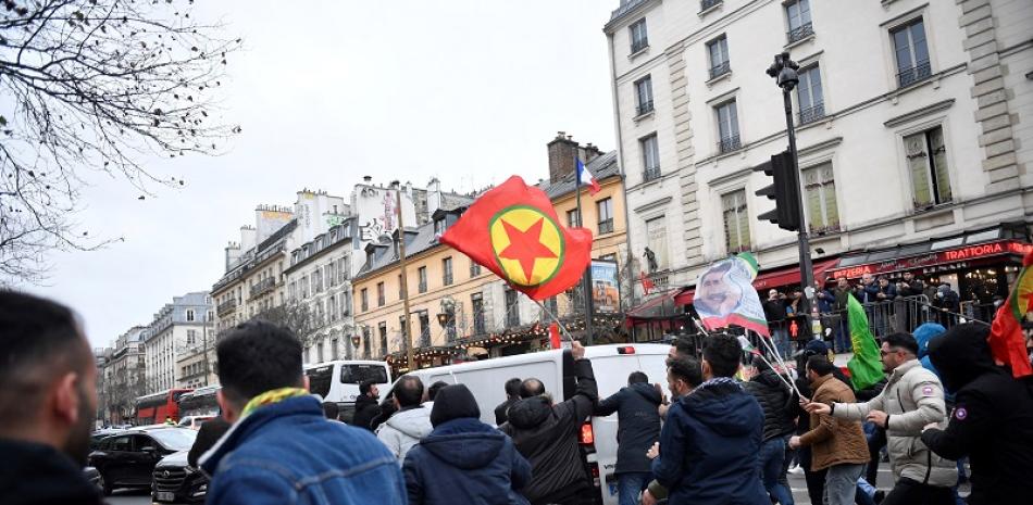 Manifestantes enojados reaccionan junto a una camioneta con los colores turcos durante una manifestación de simpatizantes y miembros de la comunidad kurda, un día después de que un hombre armado abriera fuego en un centro cultural kurdo y matara a tres personas, en la Place de la Republique en París. Foto: AFP