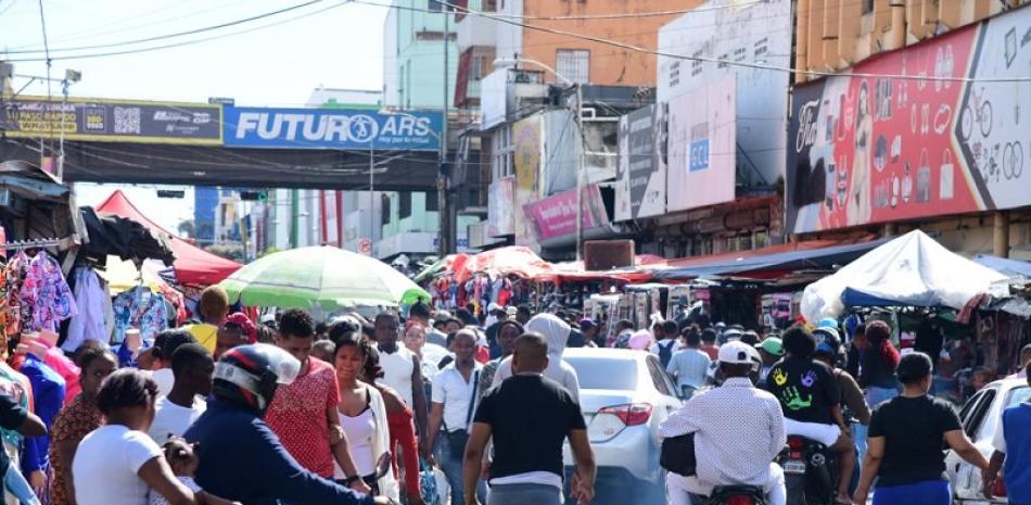 Compras de última hora convierten la Duarte en peatonal. Fotos: Raúl Asencio / LD