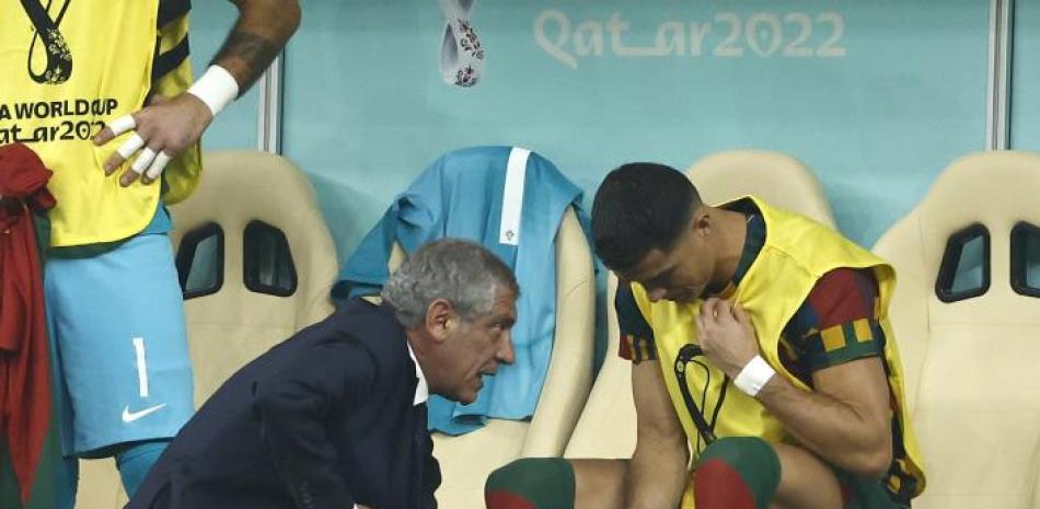El entrenador Fernando Santos conversa con Cristiano Ronaldo durante un partido de Portugale en la Copa Mundial de Fútbol.