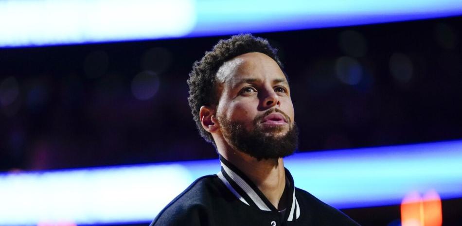 Stephen Curry promedia 30,0 puntos, 6,6 rebotes y 6,8 asistencias en esta temporada.