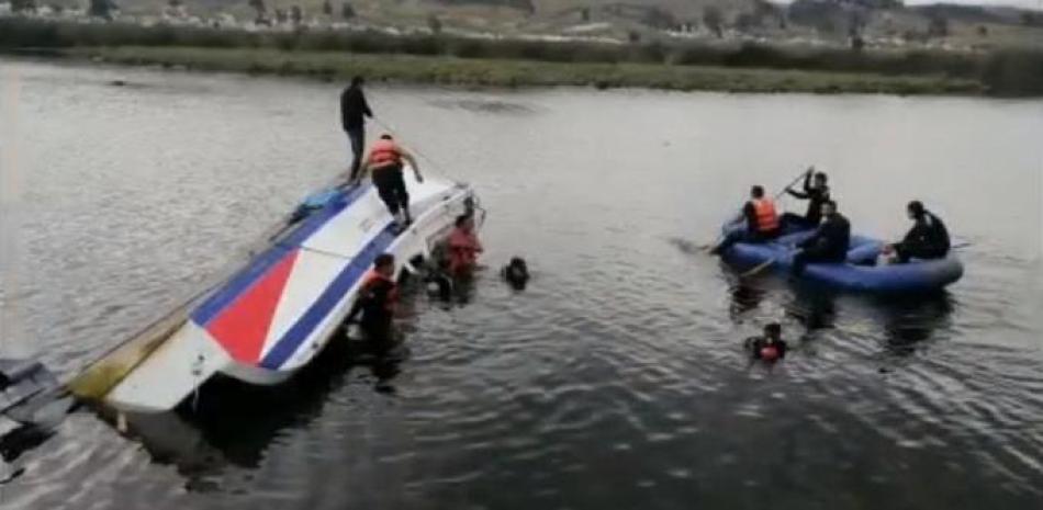 Servicios de emergencia de Ecuador rescatan a personas que viajaban en una embarcación turística en la Laguna de Colta. Foto: Europa Press