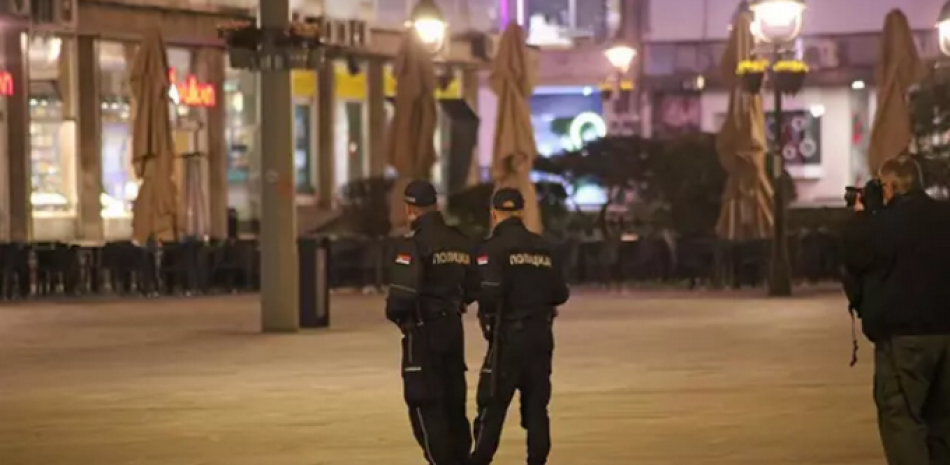 Dos agentes de la Policía de Serbia. EUROPA PRESS