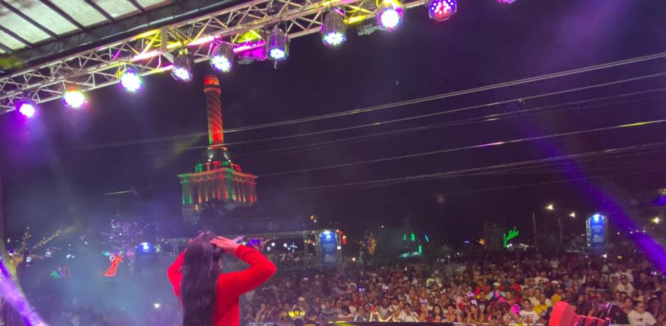 Una multitud se congregó en la primera entrega, el pasado jueves, en "La Mega Parranda Navideña".