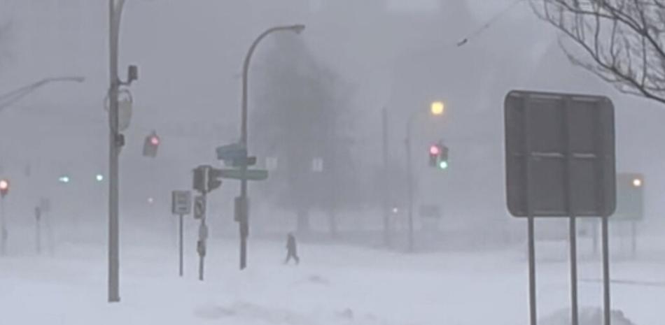 Los fuertes vientos y la nieve cubren las calles y los vehículos en Buffalo, Nueva York, el domingo 25 de diciembre de 2022.