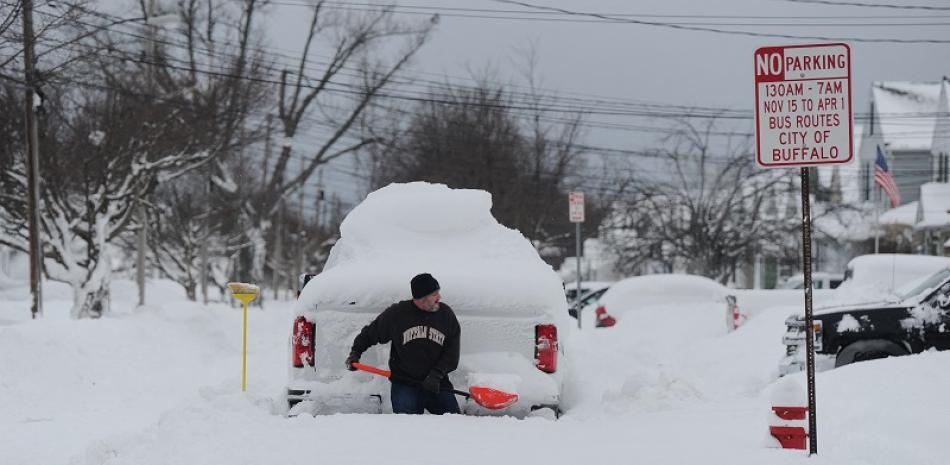 Un hombre intenta sacar su camión de la nieve profunda en Buffalo, Nueva York. La histórica tormenta invernal Elliott arrojó hasta cuatro pies de nieve en el área, dejando a miles sin electricidad y al menos veinticinco muertos confirmados en la ciudad de Buffalo. Foto: AFP