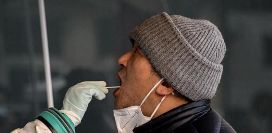 Un trabajador de la salud toma una muestra de hisopo de un hombre para realizarle la prueba del coronavirus Covid-19 en un hospital de Beijing el 26 de diciembre de 2022.
Noel CELIS / AFP