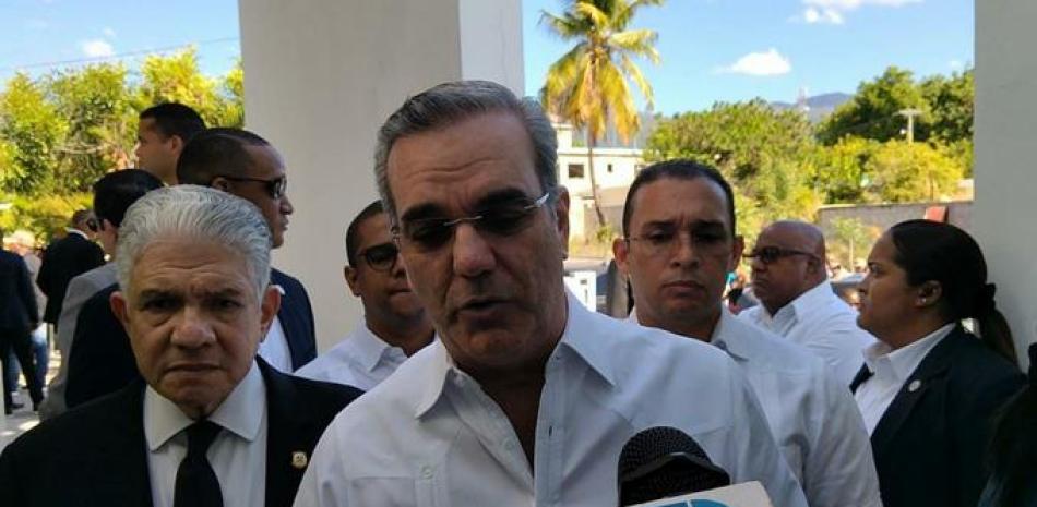 Presidente Luis Abinader, acompañado del presidente del Senado, Eduardo Estrella.