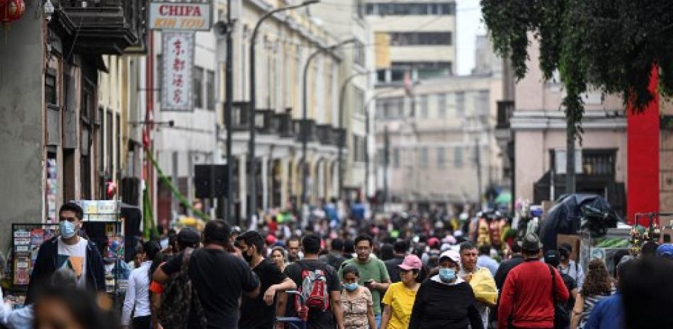 Peruanos caminan por las calles de Lima. AFP