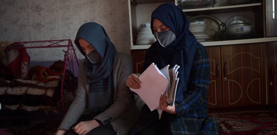 Las mujeres ahora tienen prohibido asistir a la universidad en el Afganistán controlado por los talibanes, donde han sido despojadas constantemente de sus libertades durante el último año. Foto: AFP