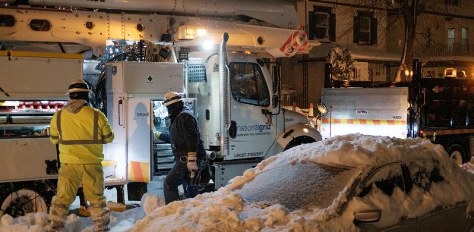Los equipos de emergencia en Nueva York se apresuraban a rescatar a los residentes abandonados de lo que las autoridades llamaron la "tormenta de nieve del siglo". Foto: AFP