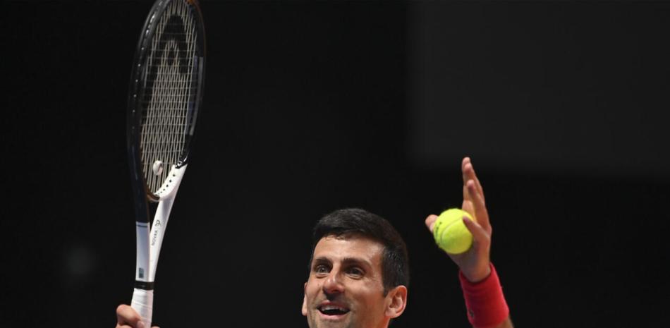 En foto del viernes 23 de diciembre del 2022, el serbio Novak Djokovic reacciona en el encuentro ante el austriaco Sebastian Ofner en el World Tennis League.
