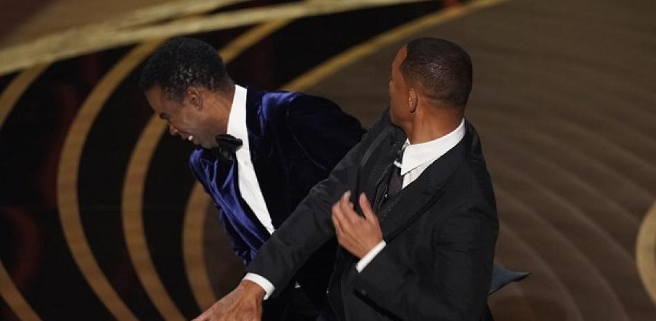 Will Smith abofetea a Chris Rock durante la ceremonia de los Premios Óscar. Fotos: AP