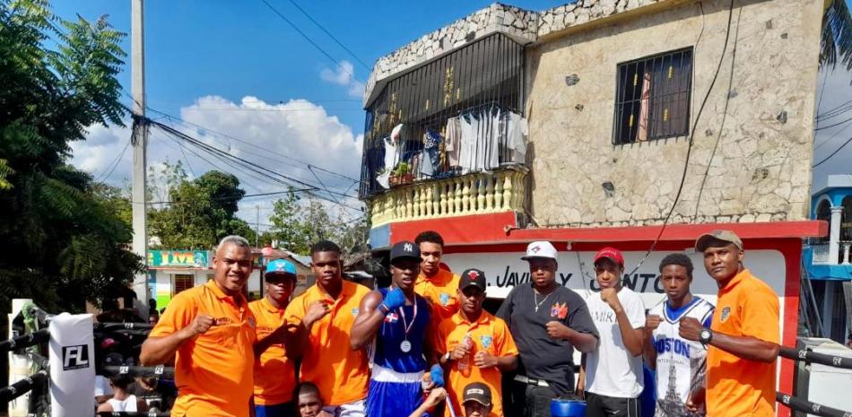 Parte de los participantes en la exhibición de boxeo en San Cristóbal patrocinada por la Policía Nacional.