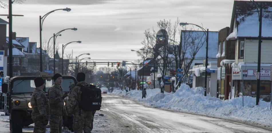 La Guardia Nacional de EE.UU. ayuda en las tareas de recuperación tras una tormenta invernal récord en Buffalo, Nueva York, el 28 de diciembre de 2022. Fuente: AFP.