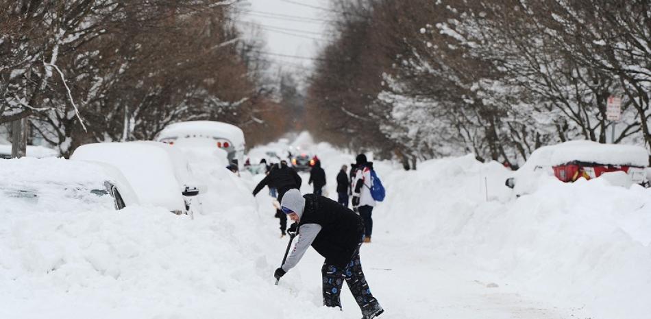La histórica tormenta invernal Elliott arrojó hasta cuatro pies de nieve, dejando a miles sin electricidad. Foto: AFP