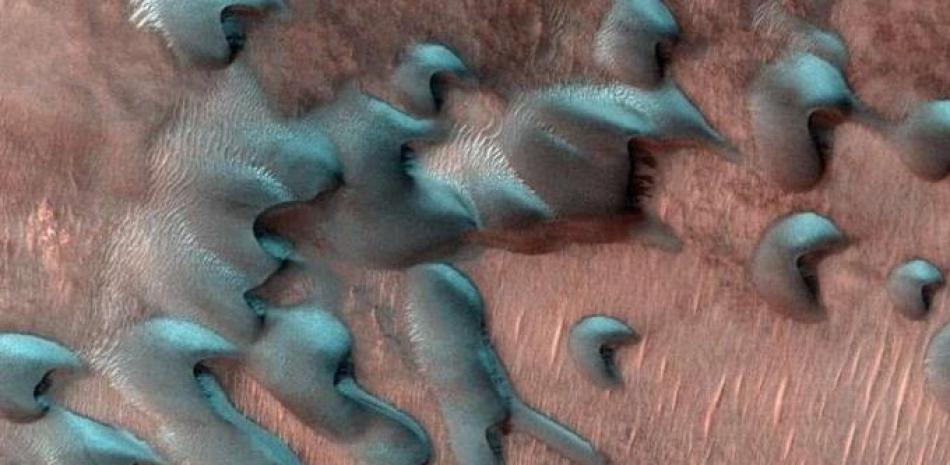Esta imagen adquirida el 22 de julio de 2022 por el Mars Reconnaissance Orbiter de la NASA muestra dunas de arena moviéndose por el paisaje. La escarcha invernal cubre la mitad más fría de cada duna que mira al norte. © NASA/JPL-CALTECH/UNIVERSIDAD