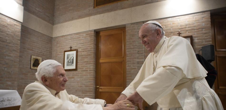 Esta foto tomada y difundida el 28 de noviembre de 2020 por The Vatican Media muestra al papa Francisco saludando al papa emérito Benedicto XVI tras un consistorio para crear 13 nuevos cardenales, el 28 de noviembre de 2020 en El Vaticano. Fuente: AFP.