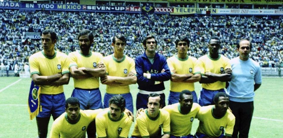 En esta foto del 17 de junio de 1970, aparece Pelé y el resto de la selección brasileña, antes de la semifinal mundialista ante Uruguay, en Guadalajara.
