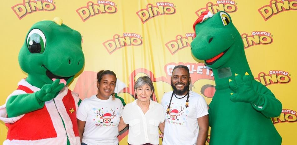 Betania Gómez,Elisabeth Puig,  y Frank Suero, junto a las mascotas de Dino.
