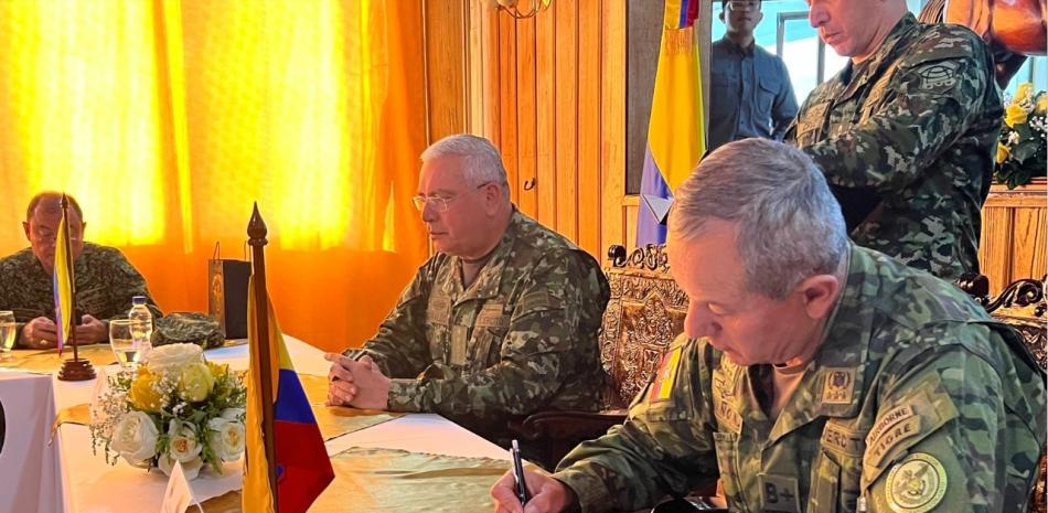 Altos mandos militares de Ecuador y Colombia firmando acuerdo. Fuente: EP.