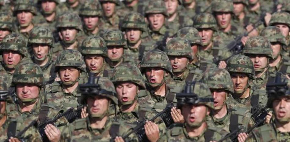 El 19 de octubre de 2019, soldados del ejército serbio realizan un ejercicio de ensayo en Batajnica,  cerca de  Belgrado, Serbia. AP