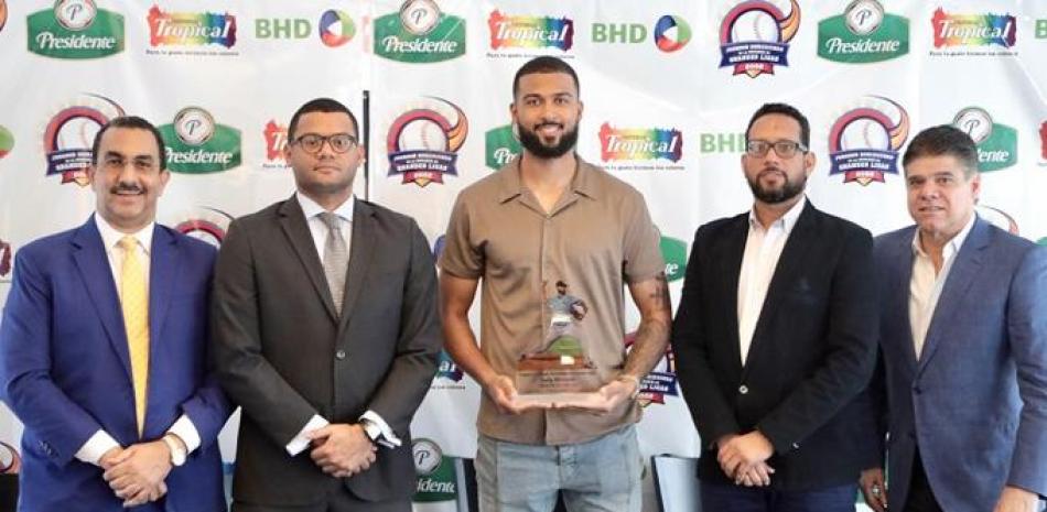 Juan José Rodríguez de JJ Sports; Carlos Gómez del BHD; Sandy Alcántara, Ganador Lanzador del Año; José Aníbal Peralta de Pinturas Tropical; y George Herrera de Triana Restaurante.