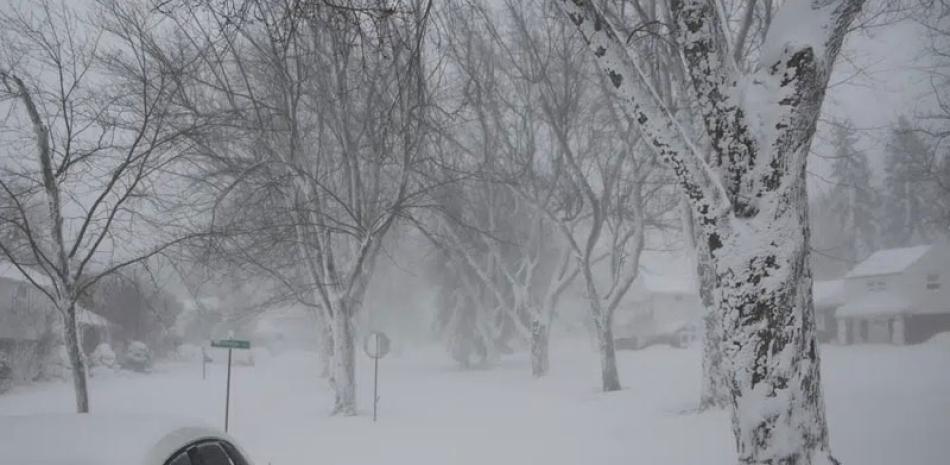 Una tormenta invernal azota el oeste de Nueva York el sábado, 24 de diciembre de 2022, en Amherst, N.Y. AP