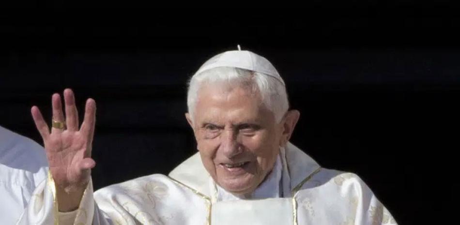 Mientras el diario vaticano L’Osservatore Romano encabezaba sus ediciones ayer con noticias sobre la salud de Benedicto XVI, la vida continuaba con normalidad. ap
