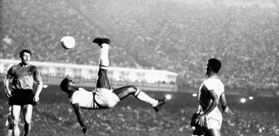 La estrella del fútbol brasileño Pelé patea una pelota en bicicleta durante un partido en un lugar desconocido, septiembre de 1968. Pelé, el rey brasileño del fútbol que ganó un récord de tres Copas Mundiales y se convirtió en una de las figuras deportivas más destacadas del siglo pasado, murió. en Sao Paulo el jueves 29 de diciembre de 2022. Tenía 82 años. (Foto archivo AP)