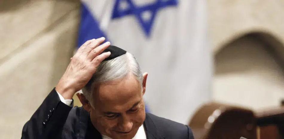 Benjamín Netanyahu se juramentó ayer como primer ministro, de nuevo. AP