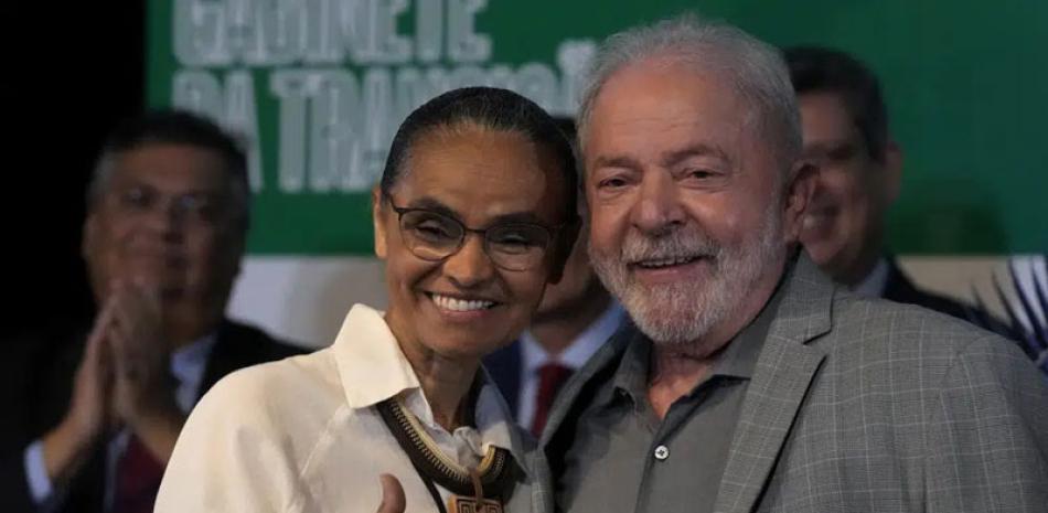 El presidente electo de Brasil, Luiz Inacio Lula da Silva, y su recién designada ministra de Medio Ambiente, Marina Silva, saludan ayer en Brasilia.  AP