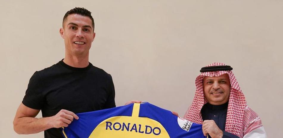 Cristiano Ronaldo posando con la camiseta de su nuevo equipo arabe el Al Nassr FC. Fuente: Instagram.