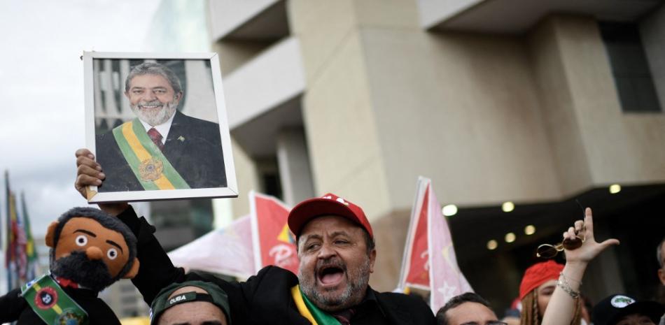 Simpatizantes del presidente electo Luiz Inácio Lula da Silva animan frente al hotel donde se aloja en vísperas de su investidura, en Brasilia, el 31 de diciembre de 2022. Fuente: AFP.