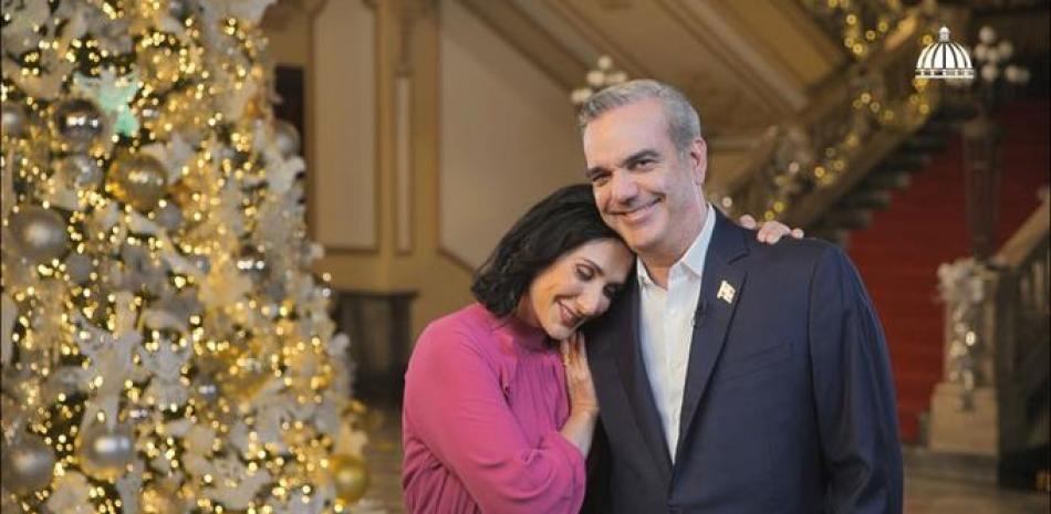 El presidente Luis Abinader en una imagen de ternura con su esposa, Raquel Arbaje, rodeados de un ambiente de decoraciones navideñas. / Archivo