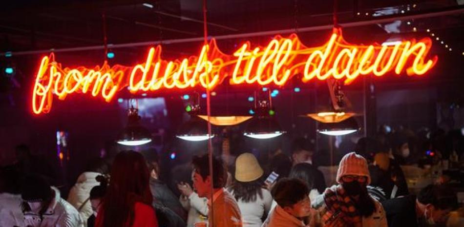 Jóvenes se divierten en una discoteca de la ciudad china de Qinhuangdao en las horas previas a la celebración de la Nochevieja pese a la ola de covid sin precedentes que recorre su paìs.

Foto: EFE/EPA/WU HAO
