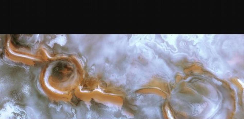 Paisaje de cráteres arremolinados en el polo sur de Marte. 

Foto: ESA
