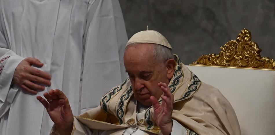 El Papa Francisco dirige el servicio religioso con motivo de la Jornada Mundial de la Paz en la Basílica de San Pedro, en el Vaticano, el 1 de enero de 2023. Fuente: AFP.