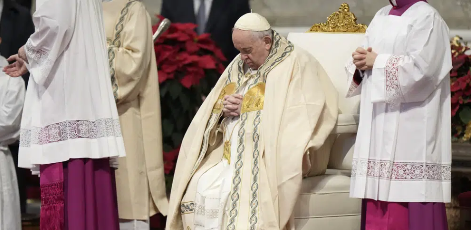 El papa Francisco asiste a la misa de Año Nuevo, en la basílica de San Pedro, en el Vaticano, el 1 de enero de 2023. (AP Foto/Andrew Medichini)