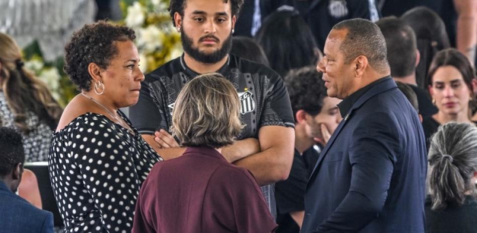 La hija de Pelé, Kelly Cristina (izquierda), conversa con el padre de Neymar, Neymar Santos Sr. (derecha), durante el velatorio de Pelé en el estadio Urbano Caldeira en Santos, Sao Paulo, Brasil. Foto de AFP