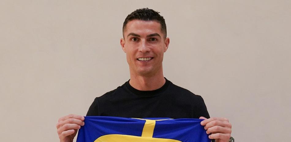 Cristiano Ronaldo muestra una de las chaqueta que vestirá con su nuevo club.