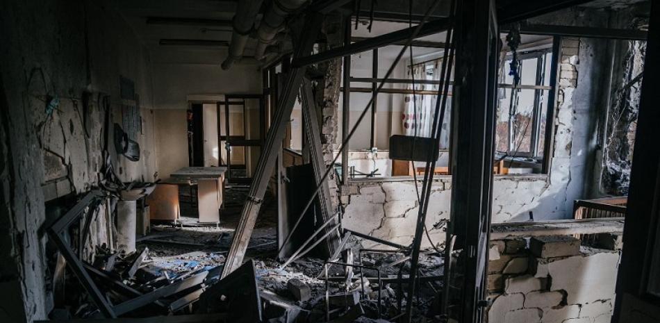 Vista interior de una habitación dañada en el hospital infantil regional después de un ataque con misiles rusos en la ciudad sureña de Kherson, en medio de la invasión rusa de Ucrania. Foto AFP