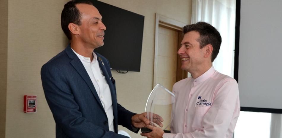 César Cordero entrega reconocimiento al invitado internacional Mauricio Piñol.