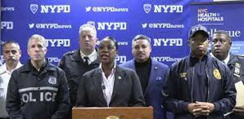 En esta fotografía proporcionada por el Departamento de Policía de Nueva York se muestra a la comisionada de la policía de la ciudad de Nueva York, Keechant Sewell, durante una conferencia de prensa el sábado 31 de diciembre de 2022. Fuente: AP News.