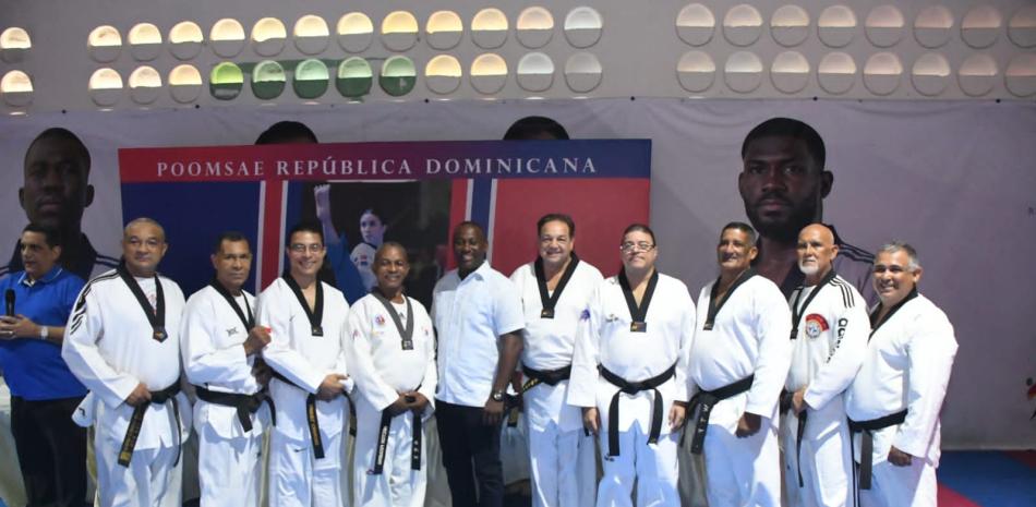 Parte de los participantes en el inicio del campamento de taekwondo con miras a los Centroamericanos y Panamericanos.