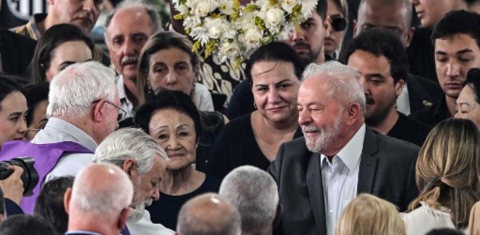 Lula asiste al velatorio de Pelé. AFP