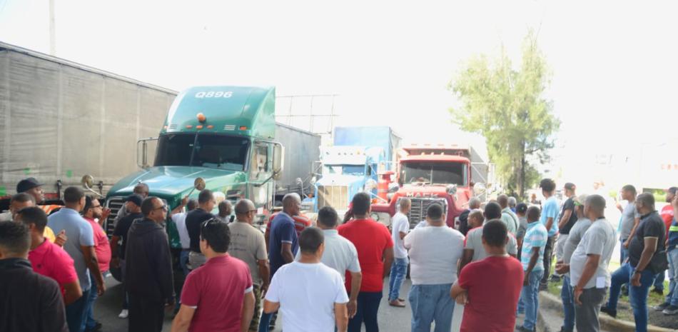 Camioneros paralizan Avenida en protesta a nueva medida del Intrant / Listín Diario