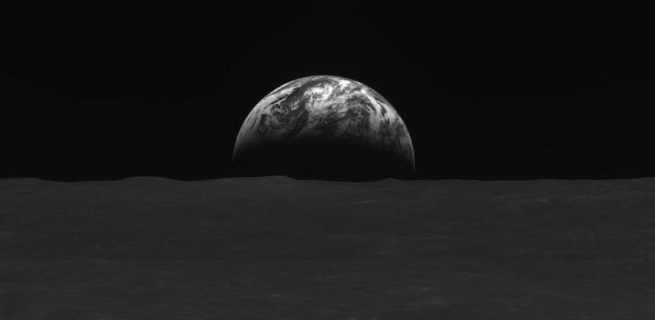 Image proporcionada por el Instituto de Investigación Aeroespacial de Corea (KARI) el 3 de enero de 2023 muestra una imagen en blanco y negro de la superficie lunar y la Tierra tomada por el orbitador lunar surcoreano Danuri después de llegar a la luna. Foto de AFP