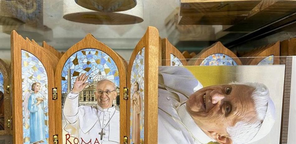 Algunos suvenires que retratan al papa emérito Benedicto XVI en las tiendas que rodean el Vaticano. EFE