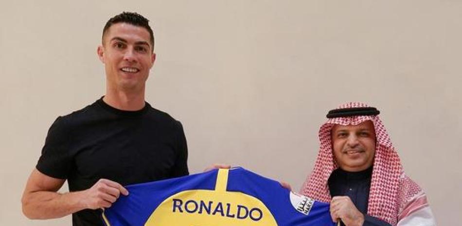 Cristiano Ronaldo posando con la camiseta de su nuevo equipo arabe el Al Nassr FC. Fuente: Instagram.