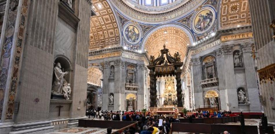 Feligreses acuden a presentar sus respetos al papa emérito Benedicto XVI. AFP